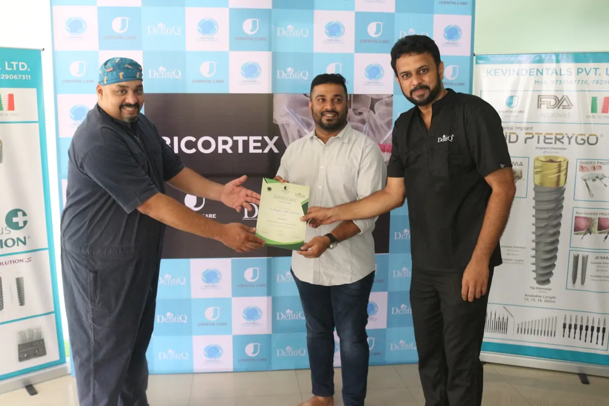 Dr. Balamurugan and Dr. Satish presenting certificates to course participants