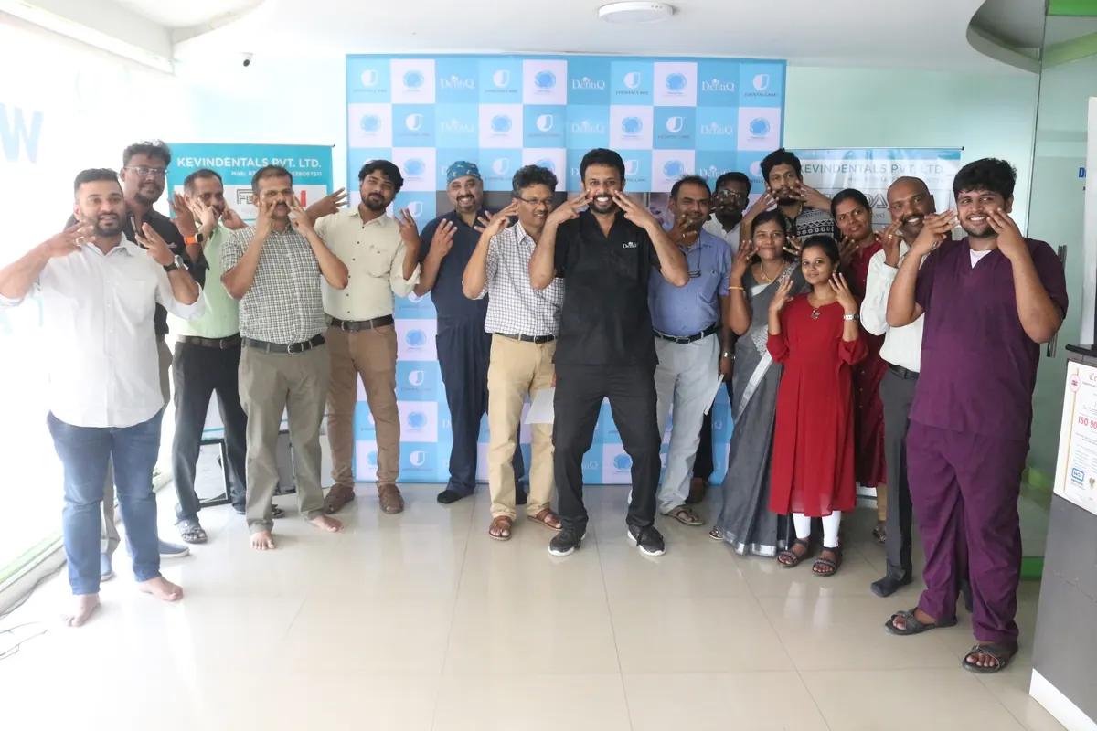Group photo of participants at DentiQ Advanced Implant Training Course